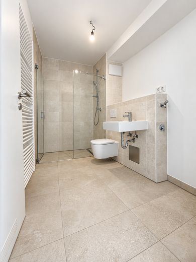 2-Zi.-Erstbezug in Pasing | Designküche mit Kochinsel | 13 m² Glasloggia – Badezimmer