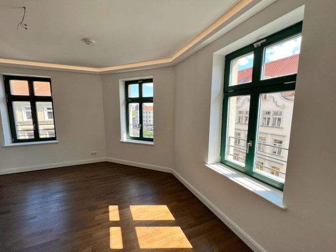 Elegant und luxuriös *dunkles Parkett * Fußbodenheizung * Lichtbänder * Tageslichtbad * Aufzug * – Wohnzimmer mit Aussicht
