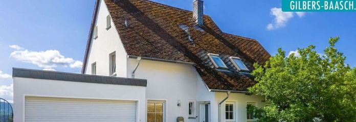 Gusterath: Freistehendes Einfamilienhaus mit Einliegerwohnung, zwei Garagen und Blick ins Grüne