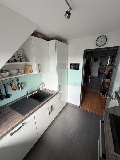Maisonette di 5,5 locali con ampio soppalco, terrazza sul tetto e vista panoramica su Wülfrath - senza commissioni – Küche Richtung Diele