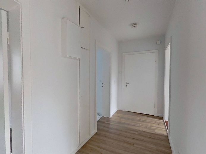 Einziehen und für den Herbst einkuscheln - mit einem KALTMIETERLASS: 3-Zimmer-Wohnung mit BALKON in fußläufiger Nähe zum Kanal – Flur