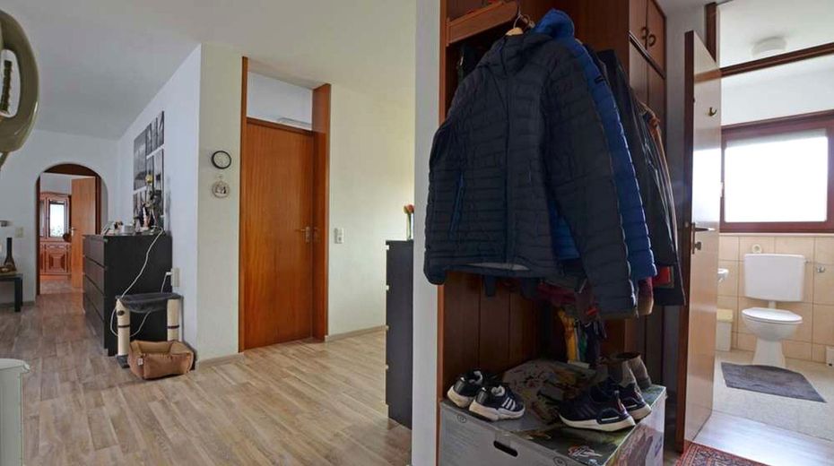 125 m² w Leo.-Warmbronn: 4,5 pokoju, balkon od południa, garaż i miejsce parkingowe – bez prowizji – Eingangsbereich