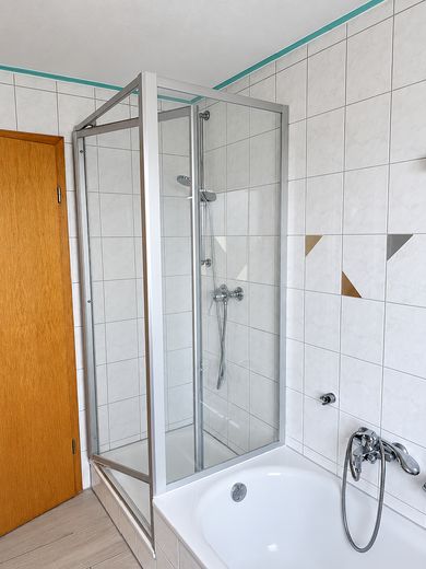 Tanto spazio su 96 m²: appartamento al piano superiore con 4 locali, balcone, cucina componibile e garage – Dusche