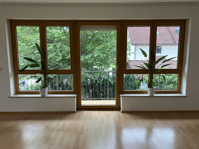 Bezugsfreie 2-Zimmerwohnung in attraktiver Lage in Hallbergmoos – Wohnzimmer