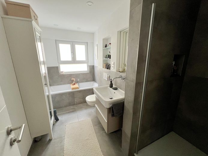 Bad mit Wanne und Dusche