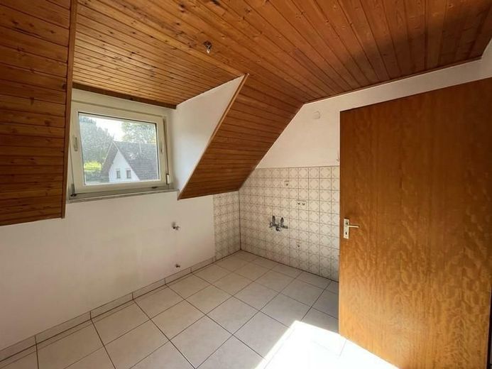 Wittlich-Gladbach -- 4 Zimmer DG-Wohnung (ca. 96 m²) zur grosszügigen Entfaltung -- – 11c Küche