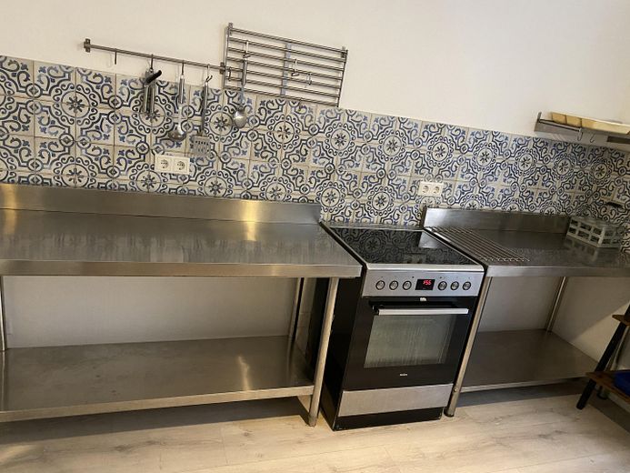 Möblierte  2 Zi-Whg. ( 60 qm) mit HH-Terrasse zu vermieten. – Moderne Küche vollausgestattet