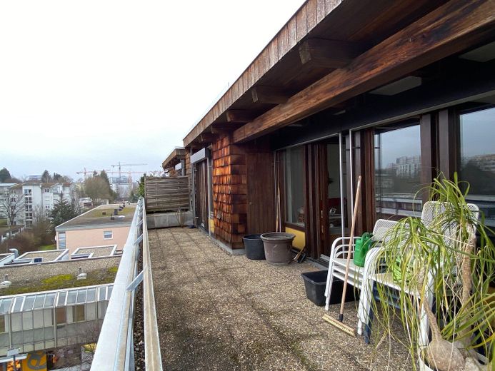 Bietigheim: geräumige, lichtdurchflutete Dachterrassen-Wohnung, EBK, Aufzug – Foto 1