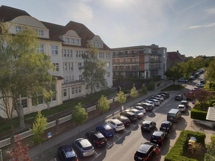 Sonnige 2-Zimmer-Dachgeschosswohnung (ohne schräge Wände) mit Balkon in Rostock – Blick aus Fenster Straßenseite