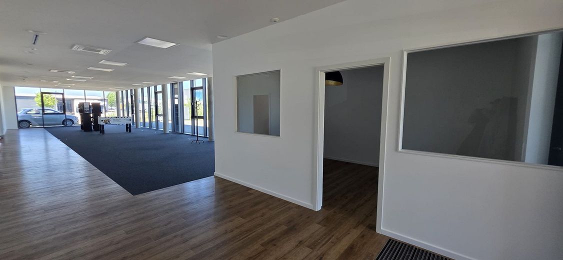 Moderne, lichtdurchflutete Bürofläche, 5 Stellplätze, repräsentativ, barrierefrei, sofort verfügbar – Foto 6