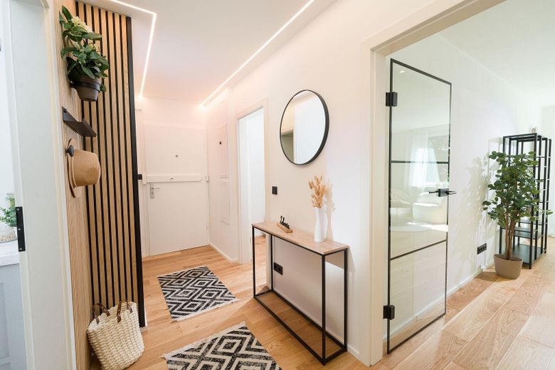 Primera ocupación tras una renovación de alta calidad – moderno piso de 3 habitaciones con balcón orientado al sur – Flur