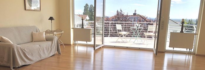 Penthouse sur les hauteurs de Hambach avec une vue de rêve sur la plaine du Rhin et le massif du Palatinat