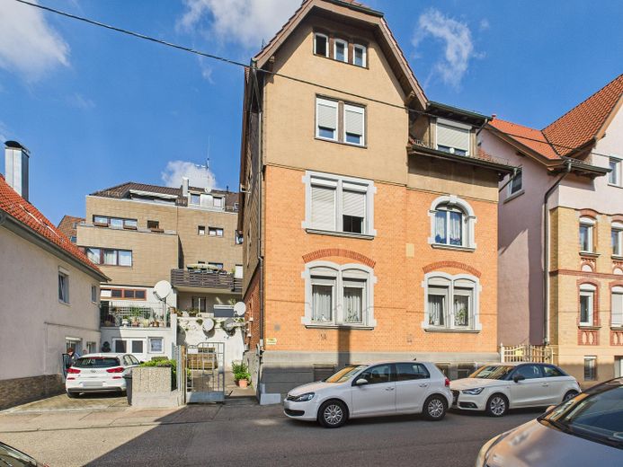 Wunderschöne, offene und modernisierte 2-Zimmer-Wohnung mit Balkon in Stuttgart-Untertürkheim – Außensicht Haus