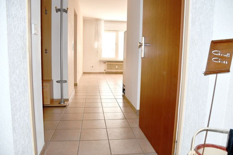Sonnige 2-Zimmer-Eigentumswohnung mit Balkon und Pkw-Stellplatz in Büttelborn – Diele