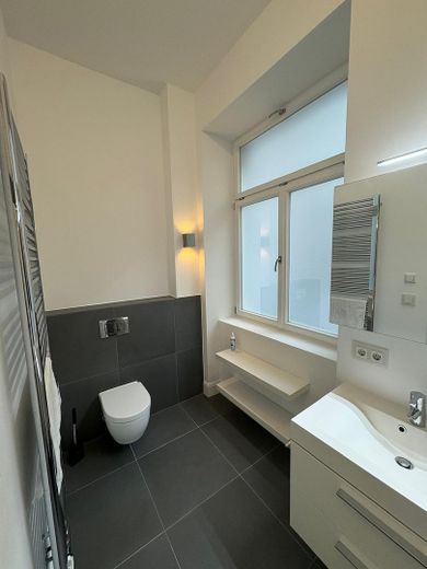 Schöne modernisierte Altbauwohnung im Herzen Schwabings - Teilmöbliert – Bad/ WC