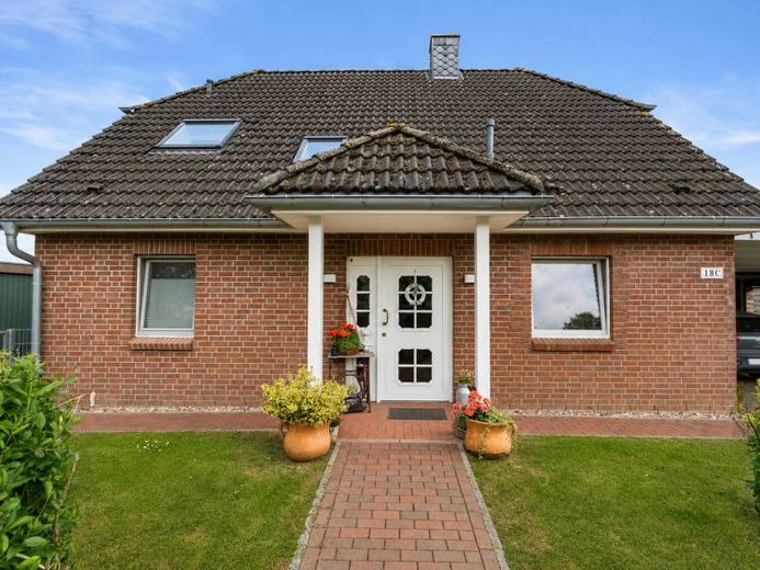 Familienidylle im Grünen – gepflegtes Einfamilienhaus mit Kamin und Garten – Foto 1