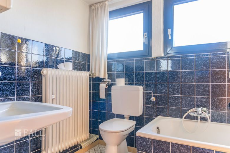 Freistehendes Einfamilienhaus mit Anbaupotenzial in ruhiger Randlage – Badezimmer