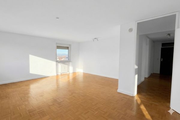 Großzügige 3,5 Zi Wohnung mit Balkon & EBK, gute Anbindung in Bissingen
