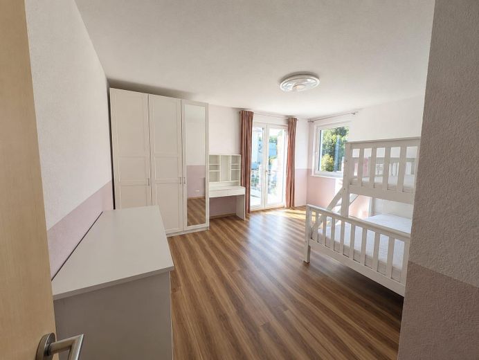 Piso en propiedad, apto para familias, en 2 plantas con carácter de casa y jardín propio – Schlafzimmer 2