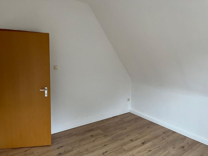 Gepflegte 2-Zimmer-Dachgeschosswohnung in Oberhausen – ab 01.11.2026 zu vermieten – Schlafzimmer