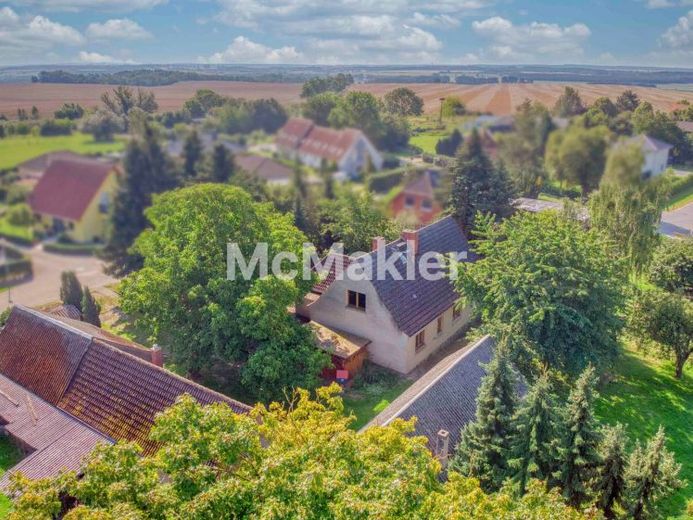 Renovierungsbedürftiges Einfamilienhaus samt Garten, 2 Garagen und 3 Freistellplätzen – Foto 1