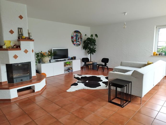 उच्च अपेक्षाओं वाले परिवार के लिए एकल-परिवार का घर – Wohnzimmer Blick aus der Küche