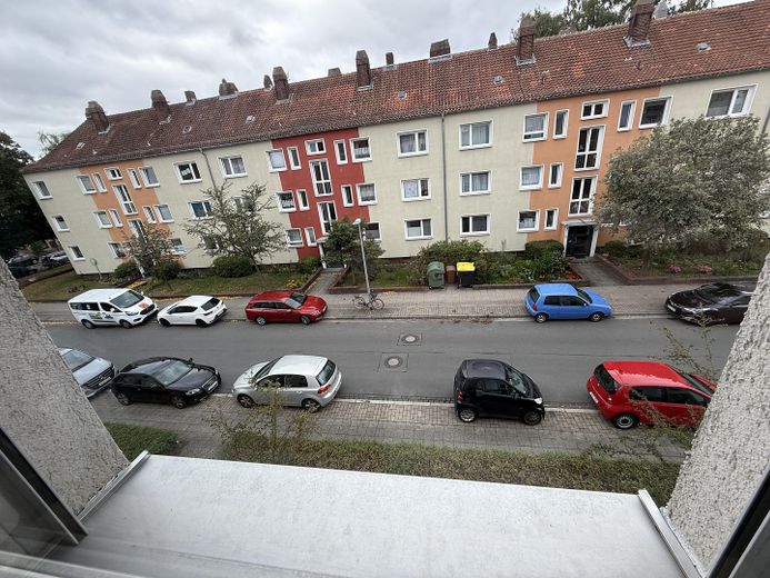 Wynajęte mieszkanie 2-pokojowe w bardzo dobrej lokalizacji – Blick aus dem Wohnzimmer