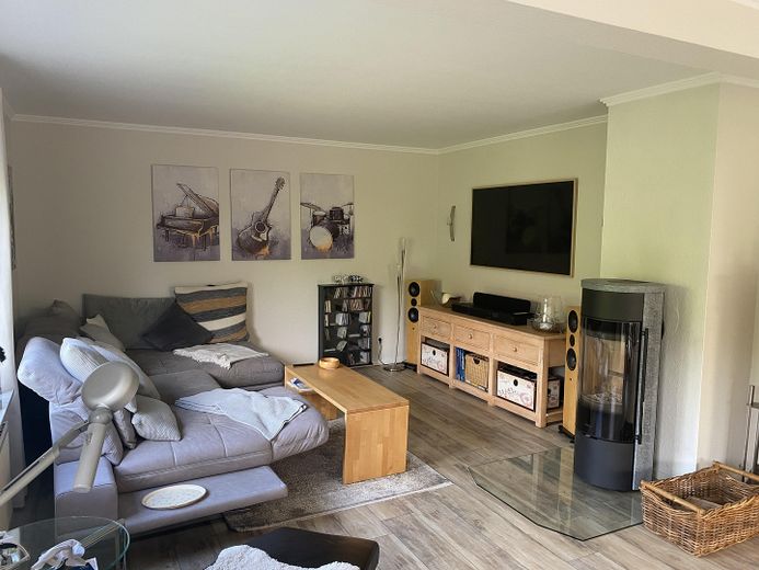 Charmantes Einfamilienhaus in Ostseenähe - Provisionsfrei – Wohnzimmer mit Mediabereich