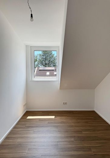 Prima locazione: moderno appartamento mansardato di 4 locali con balcone a ovest e aria condizionata a Anzing - WE07 – Kind 2