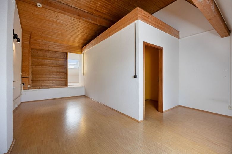Königsdorf:  DHH mit 146 m², Wintergarten, Keller, Garage &amp; Traumgarten / Dach &amp; Fenster saniert! – Großzügiges Dachgeschoss mit beeindruckender Raumhöhe