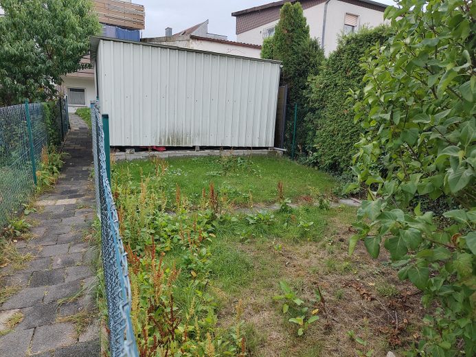 ruhige 4-Zi-Whg (ca. 95qm) mit Terrasse und Garage – Fläche Terrasse, ungepflastert