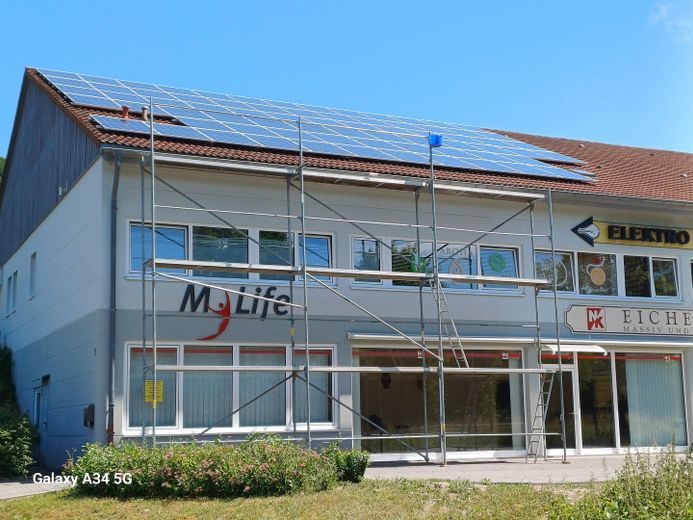 Veelzijdig bruikbaar commercieel vastgoed (kantoor, praktijk, hal, studio, ambacht, handel). 1a-locatie – Neuinstallierte PV-Anlage 30KW