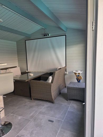 Leinwand im Gartenhaus