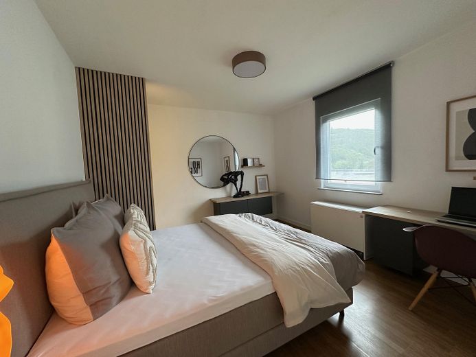Schlafzimmer mit Schreibtisch