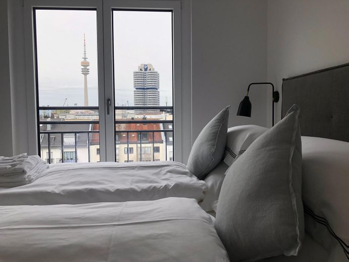 Luxus über den Dächern von München: stylisch möblierte 2-Zi-Whg. – Schlafzimmer