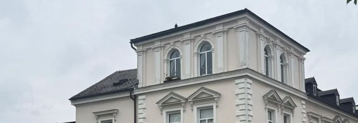 7 % di rendimento! - Edificio residenziale e commerciale nella località climatica di Marktneukirchen - 7 unità abitative, 1 unità commerciale - Tutela dei monumenti