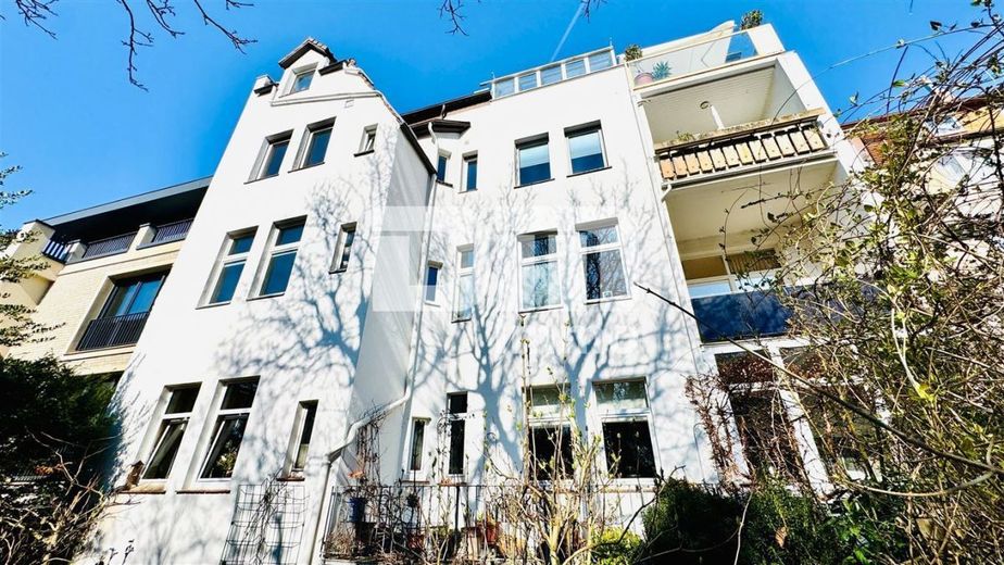 Hochwertige 5-Zi Wohnung in Traumlage mit Balkon in gepflegter Jugendstil-Villa + Panoramablick – Rückansicht