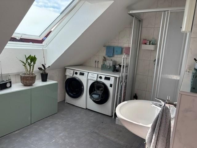 Helle 3-Zimmer-Dachgeschosswohnung mit Dachterrasse im Ortskern von Altdorf – Badezimmer