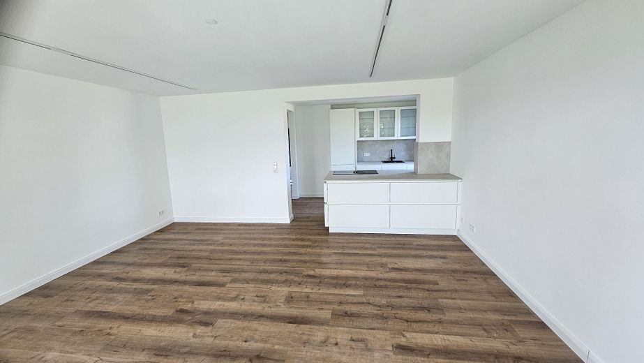 Stilvoll kernsaniert – helle Maisonettewhg m. neuer EBK, Balkon & Terrasse im begehrten Geteviertel – Wohnzimmer Ansicht 5