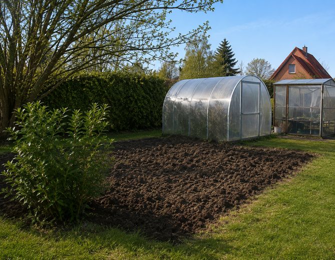 Modernisiertes EFH mit zwei Wohneinheiten auf 1808 qm Grunstück – Gewächshaus