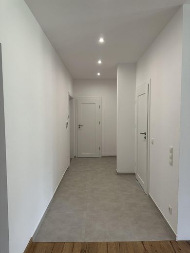 Appartamento al piano terra di 5 locali, cucina componibile, parquet, terrazza e giardino – Flur