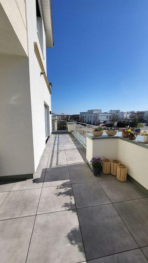 Lichtrijk 4-kamerappartement met groot balkon in de villawijk – Foto 1