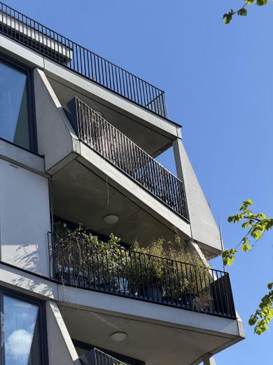 Esclusivo appartamento mansardato con 2 terrazze – nuova costruzione, tranquillo e centrale ad Alt-Treptow – Fassade