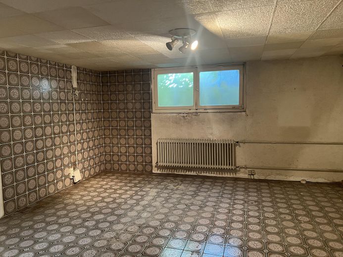 Geräumiges Kellerzimmer