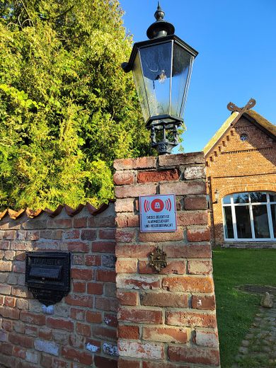 Kernsaniertes Bauerhaus unter Reet auf naturnahem Grundstück in Feldrandlage – Pfeiler, Briefkasten, Klingel