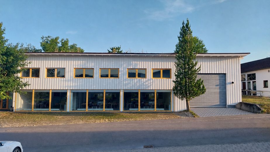 Wohnen & Arbeiten unter einem Dach – 479 m², 2 Wohnungen, Büros + Halle und Garten – Wohnen & Arbeiten