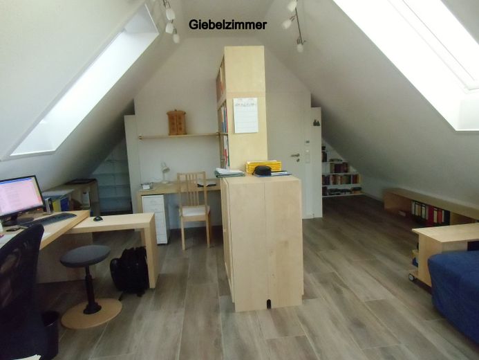 Neuwertige, großzügig geschnittene Doppelhaushälfte (BJ2018) – Giebelzimmer Dachgeschoß