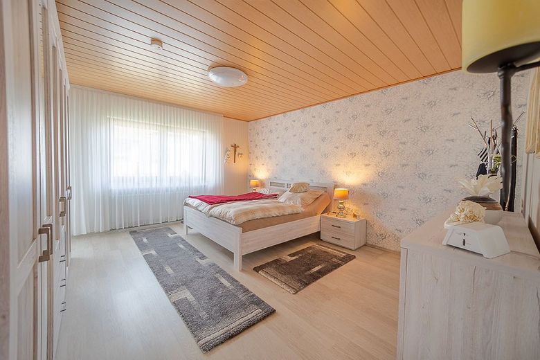 Sommer in Ihrem neuen Zuhause - Bungalow mit Terrasse - Balkon - Garage und viel Garten in Krunkel – Schlafzimmer
