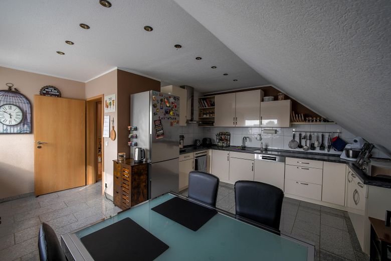 Außergewöhnliche 2-Zimmer-Dachgeschosswohnung mit Kamin, Vollbad, Balkon & ausgebautem Dachboden – Küche_Bild1