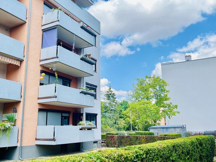 Prov.-frei! Hochw. sanierte 3-Zi.-ETW mit 2 Balkonen & 2 Stpl. in WÜ-Versbach – Außenansicht